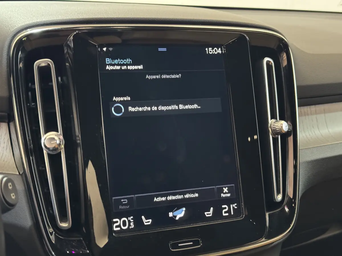 Écran tactile central en mode Bluetooth du tableau de bord noir du Volvo XC40 Recharge T5 Inscription 2021.