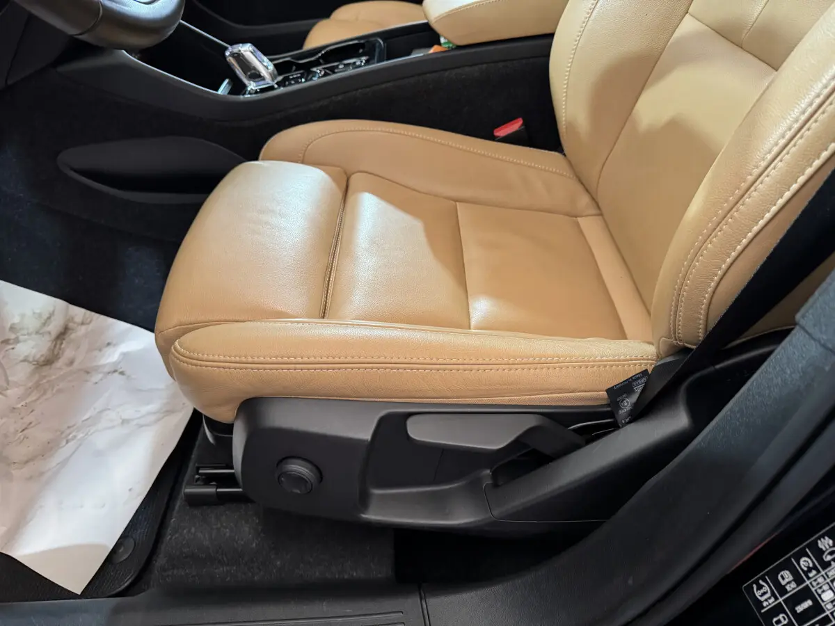 Gros plan sur le siège avant droit en cuir beige du Volvo XC40 Recharge T5 262 DCT7 Inscription, intérieur noir.