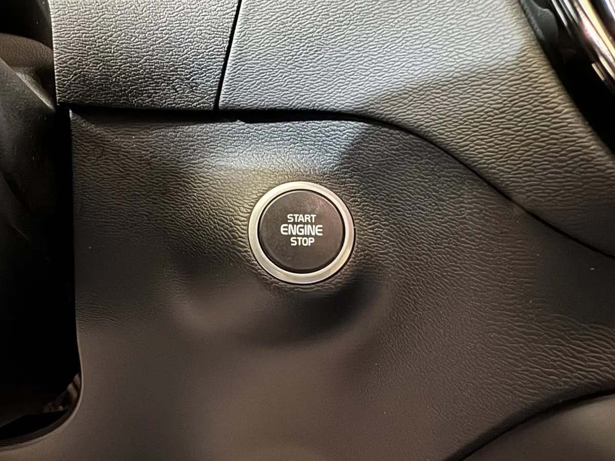 Gros plan sur le bouton start engine stop entouré de cuir noir dans l’habitacle du Volvo XC40 Recharge T5 2021.