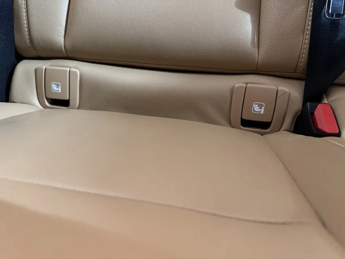 Détail des fixations ISOFIX sur la banquette arrière en cuir beige du Volvo XC40 Recharge T5 Inscription 2021.