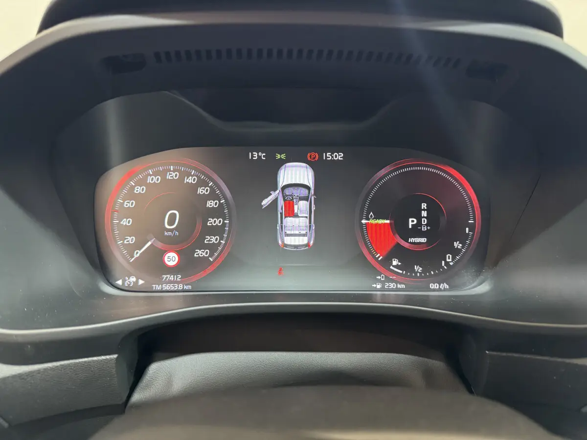 Affichage numérique du tableau de bord du Volvo XC40 Recharge T5, avec vitesse à zéro et indicateurs hybrides.