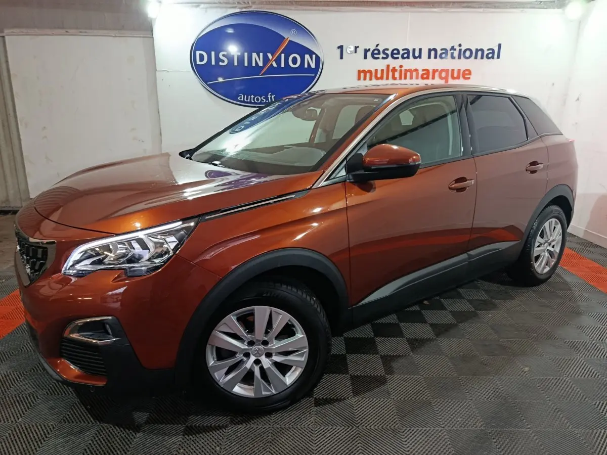 Peugeot 3008 marron vue 3/4 avant droit dans un showroom avec jantes alliage et phares LED.