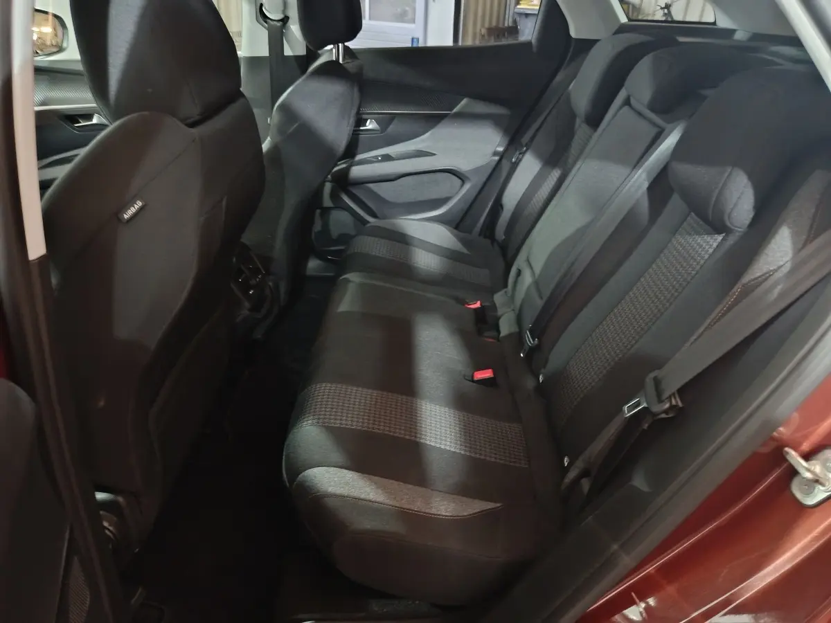 Vue intérieure côté droit des sièges arrière noirs du Peugeot 3008 marron, montrant la banquette et les appuie-têtes.