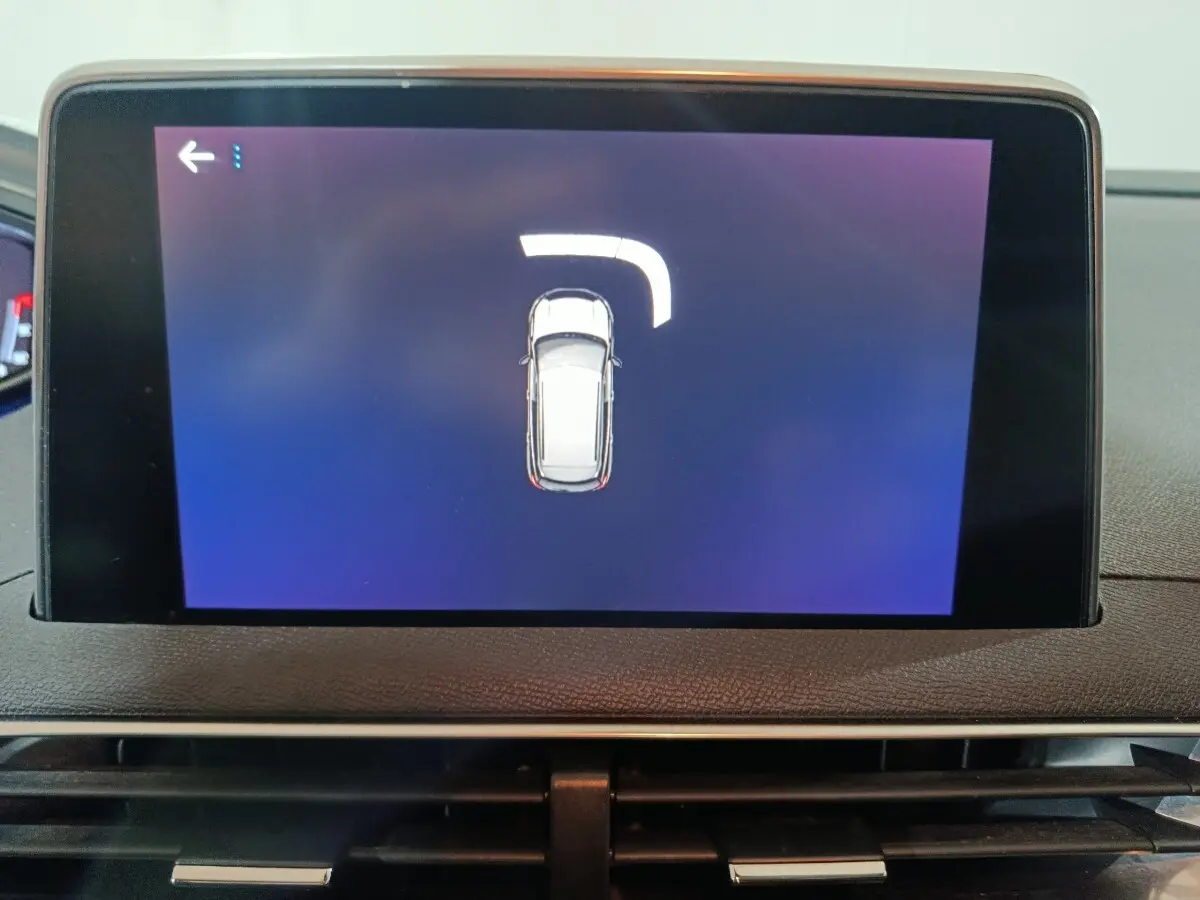 Écran tactile intérieur affichant la vue top-down du système de détection de proximité du Peugeot 3008.