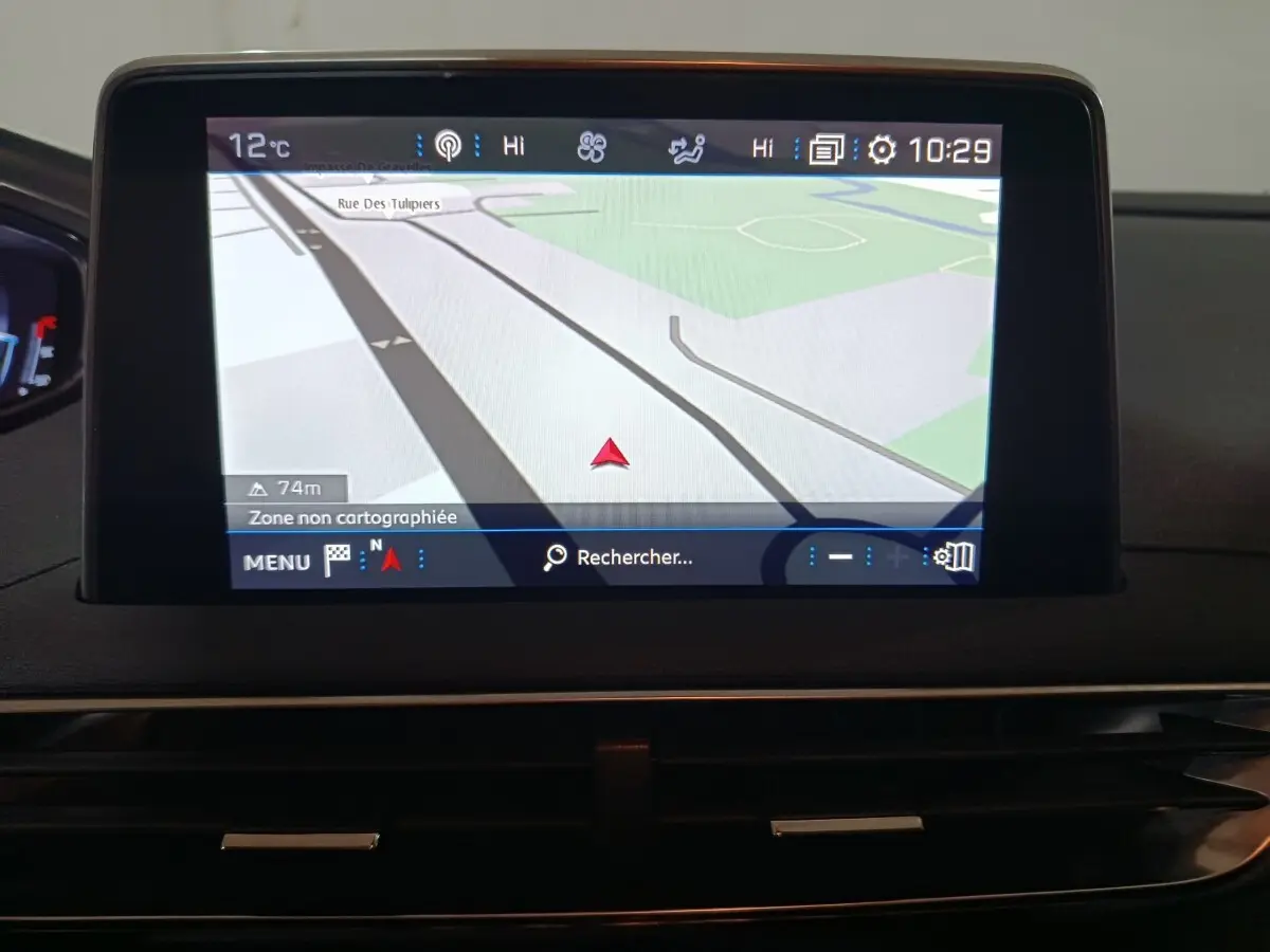 Écran tactile de navigation 8 pouces du Peugeot 3008 marron, affichant une carte avec indication de zone non cartographiée.
