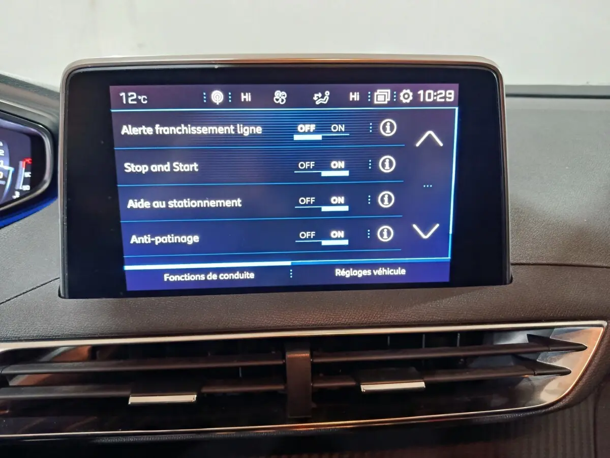 Écran tactile central affichant les réglages d’aide à la conduite dans l’habitacle du Peugeot 3008 marron.