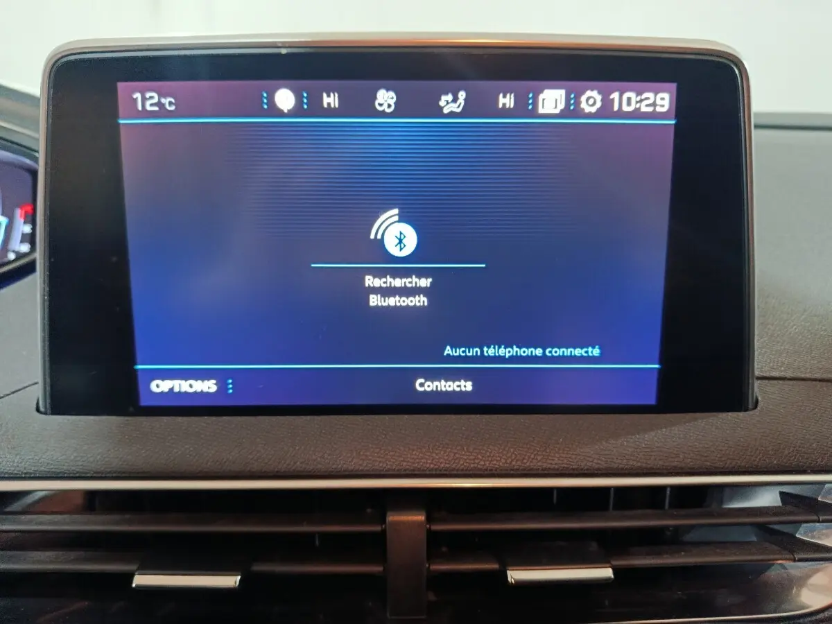 Écran tactile central du tableau de bord du Peugeot 3008 marron affichant la recherche Bluetooth, vue intérieure frontale.