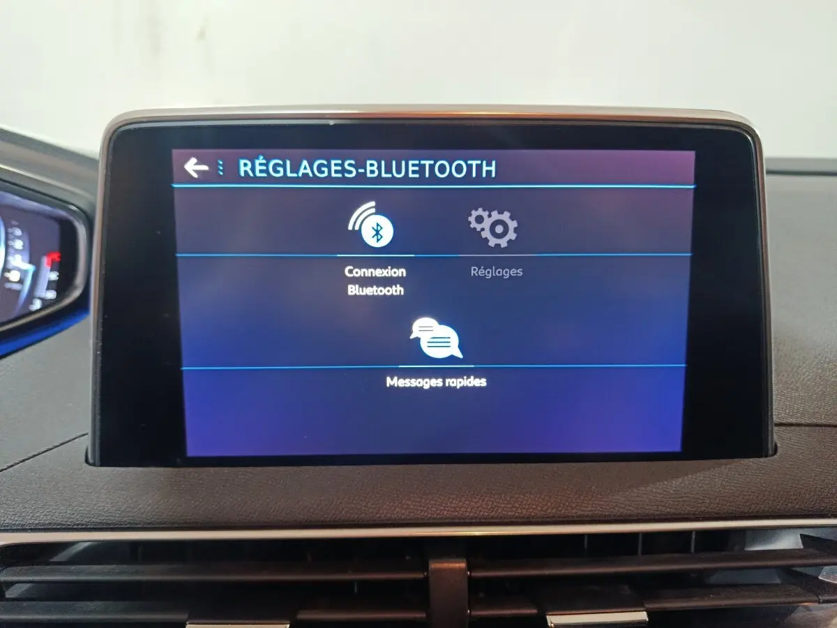 Écran tactile central du tableau de bord du Peugeot 3008 affichant les réglages Bluetooth en intérieur noir.