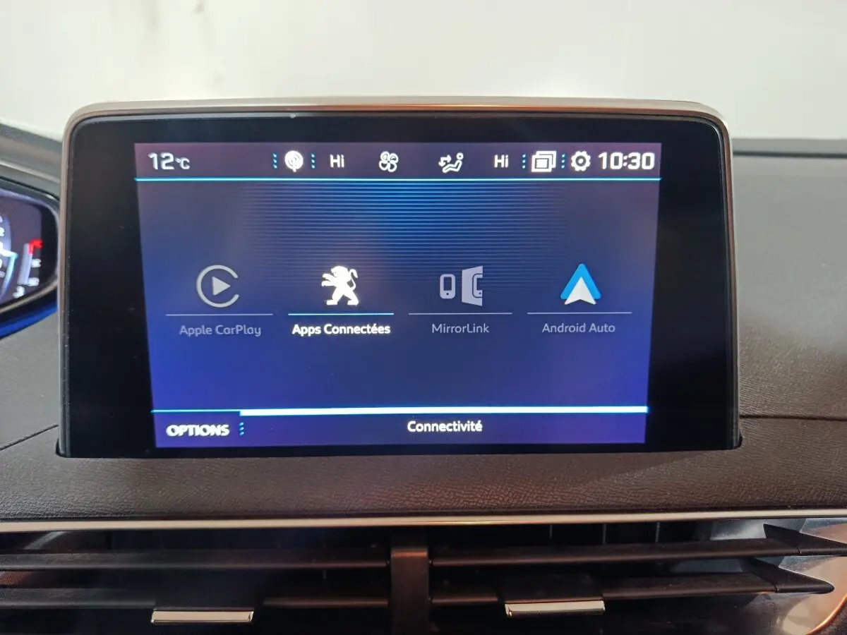Écran tactile central du tableau de bord du Peugeot 3008 2019, affichant les options Apple CarPlay et Android Auto.