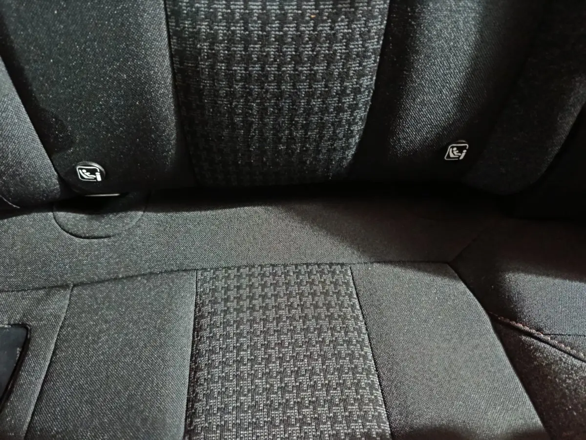 Gros plan sur la banquette arrière noire du Peugeot 3008 avec indication des points d’ancrage Isofix visibles.
