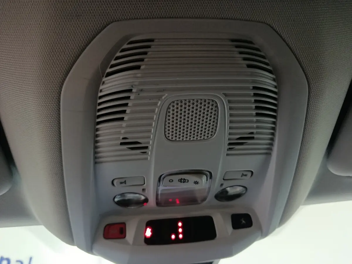 Plafonnier intérieur gris avec commandes et haut-parleur, vue en contre-plongée dans un Peugeot 3008 marron de 2019.