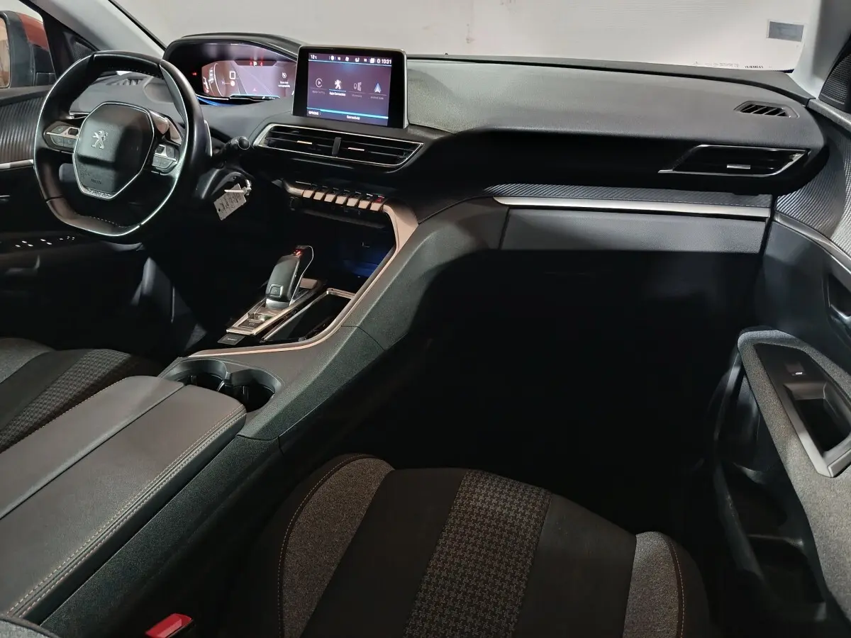 Intérieur noir du Peugeot 3008 BlueHDi 130, vue côté conducteur avec tableau de bord digital et écran tactile central.