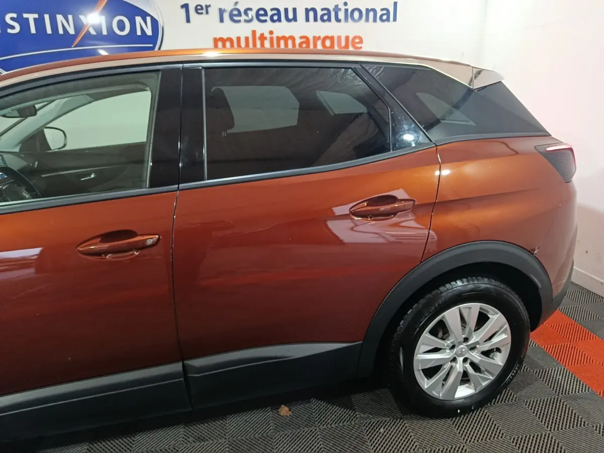 Vue latérale droite du Peugeot 3008 marron, mettant en valeur les vitres teintées et les contours noirs du bas de caisse.