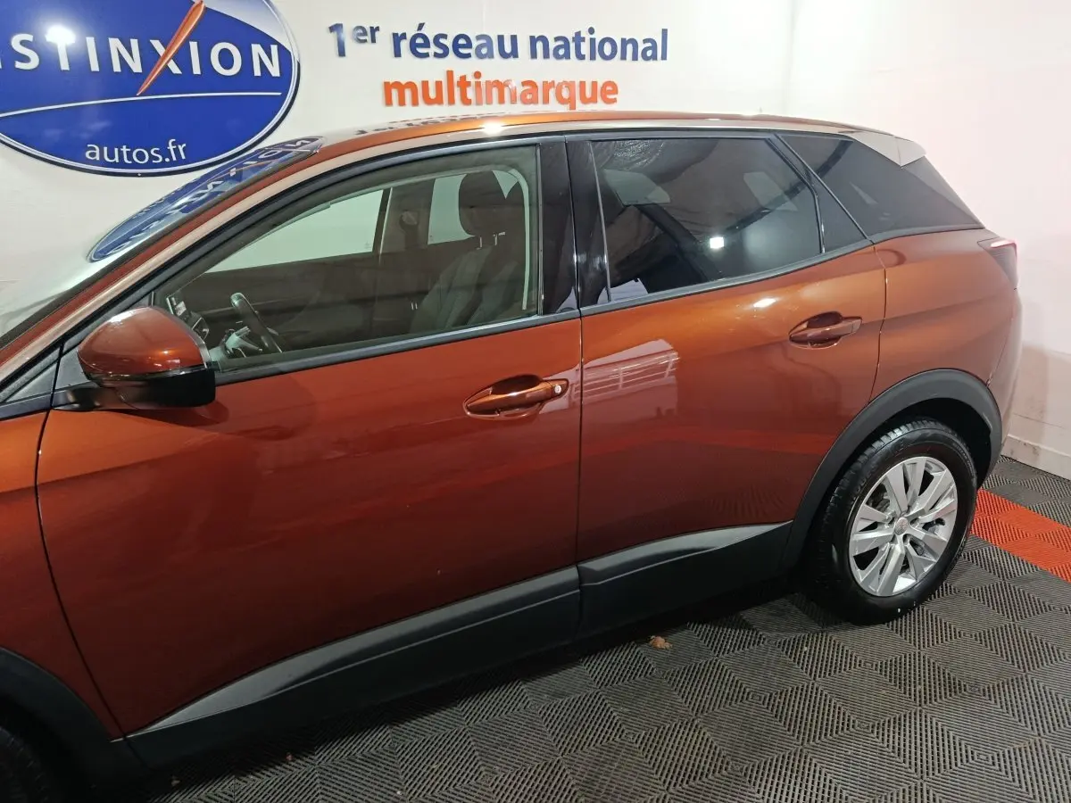 Vue de profil côté gauche du Peugeot 3008 marron avec toit blanc, soulignant ses lignes modernes et ses jantes alliage.