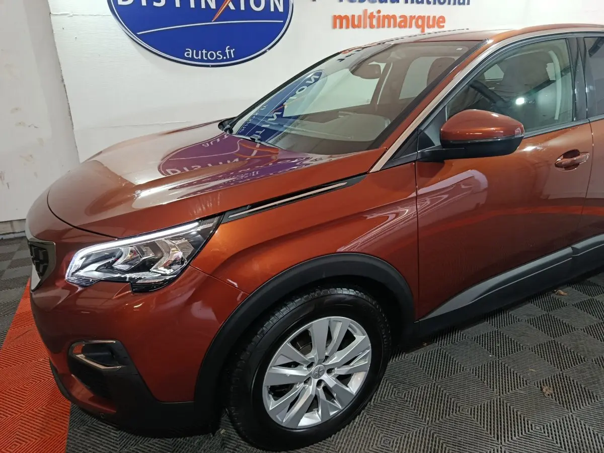 Vue 3/4 avant droit d'un Peugeot 3008 marron métallisé avec phares LED et rétroviseur assorti.