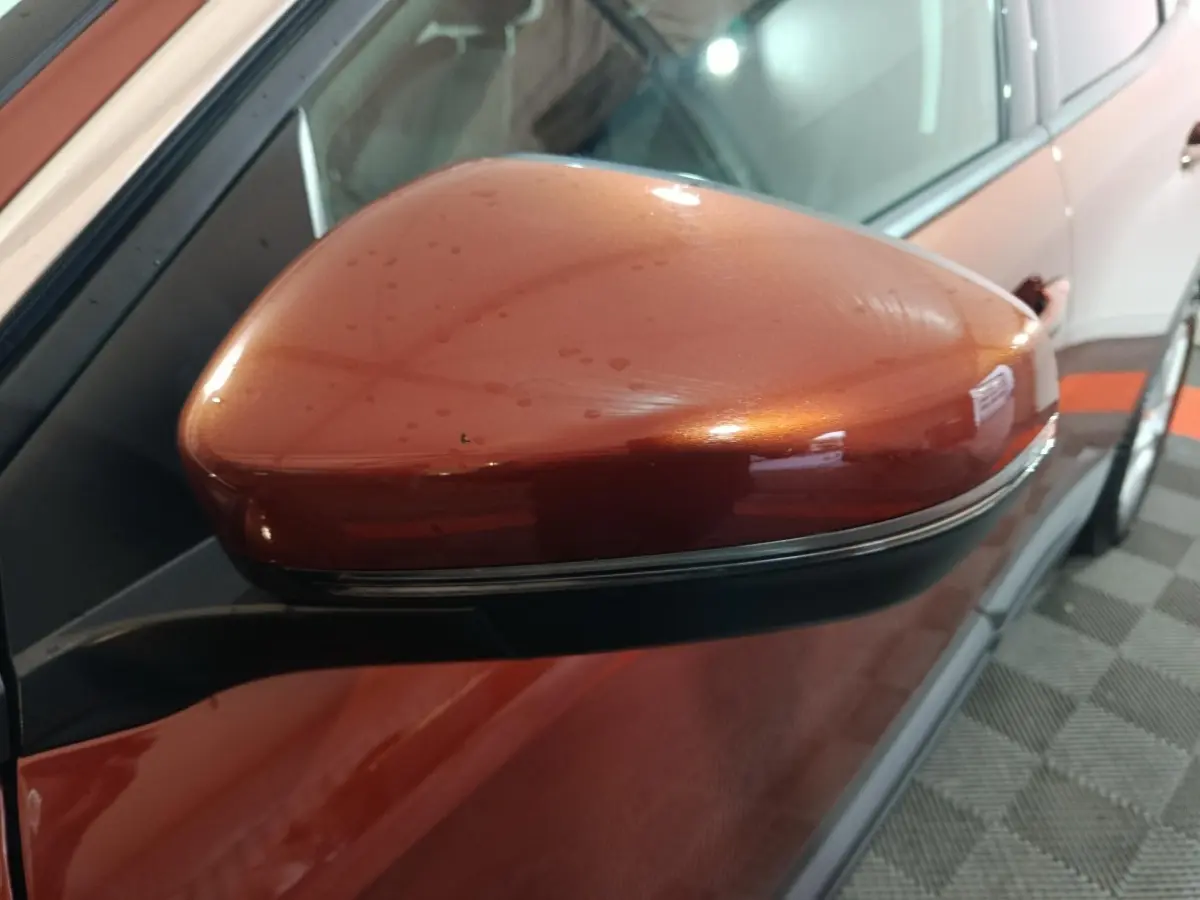 Rétroviseur côté gauche marron métallisé du Peugeot 3008 2019, avec clignotant intégré visible en gros plan.