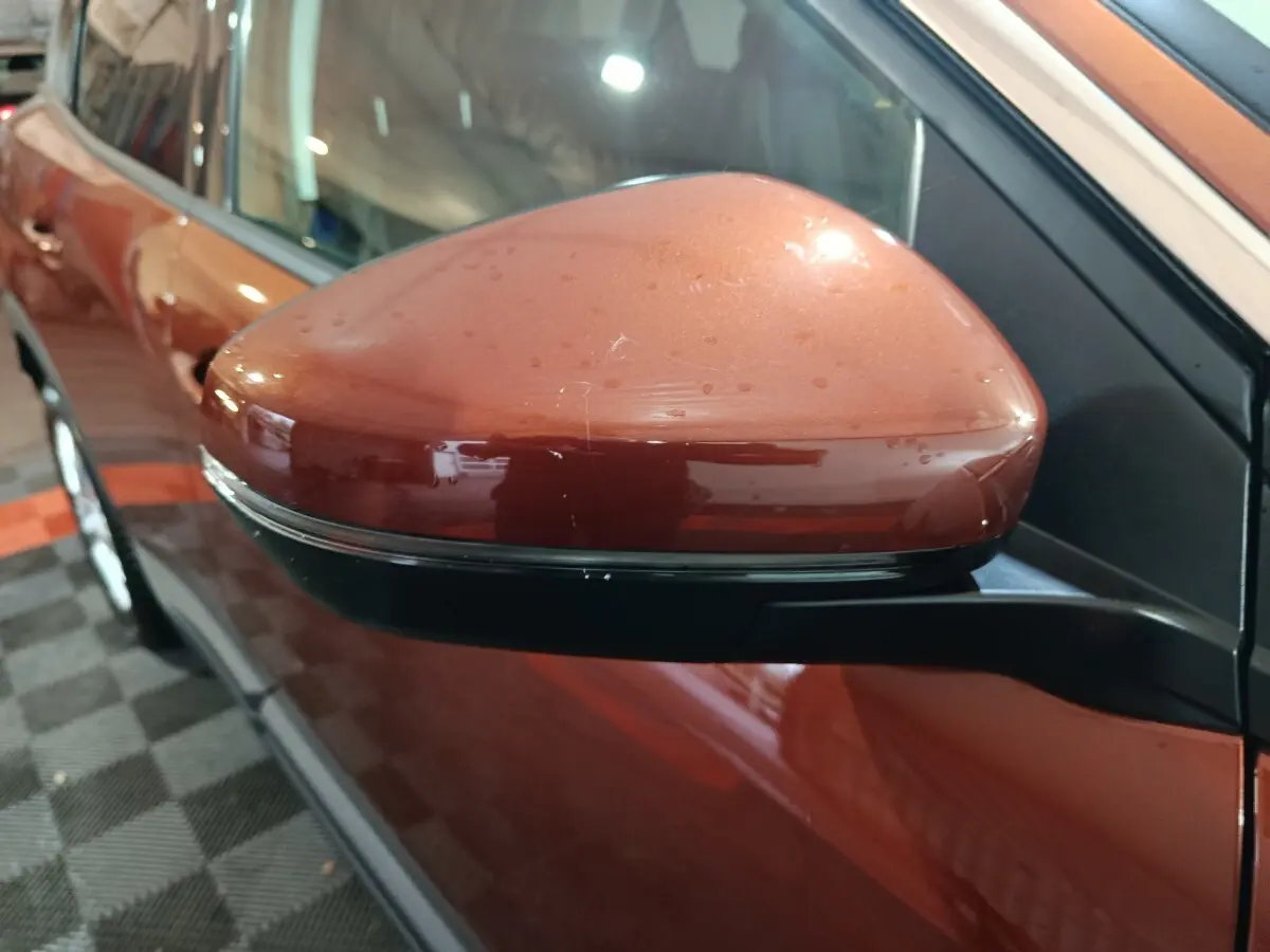 Rétroviseur droit marron métallisé du Peugeot 3008, vue rapprochée avec carrosserie et vitre partiellement visibles.