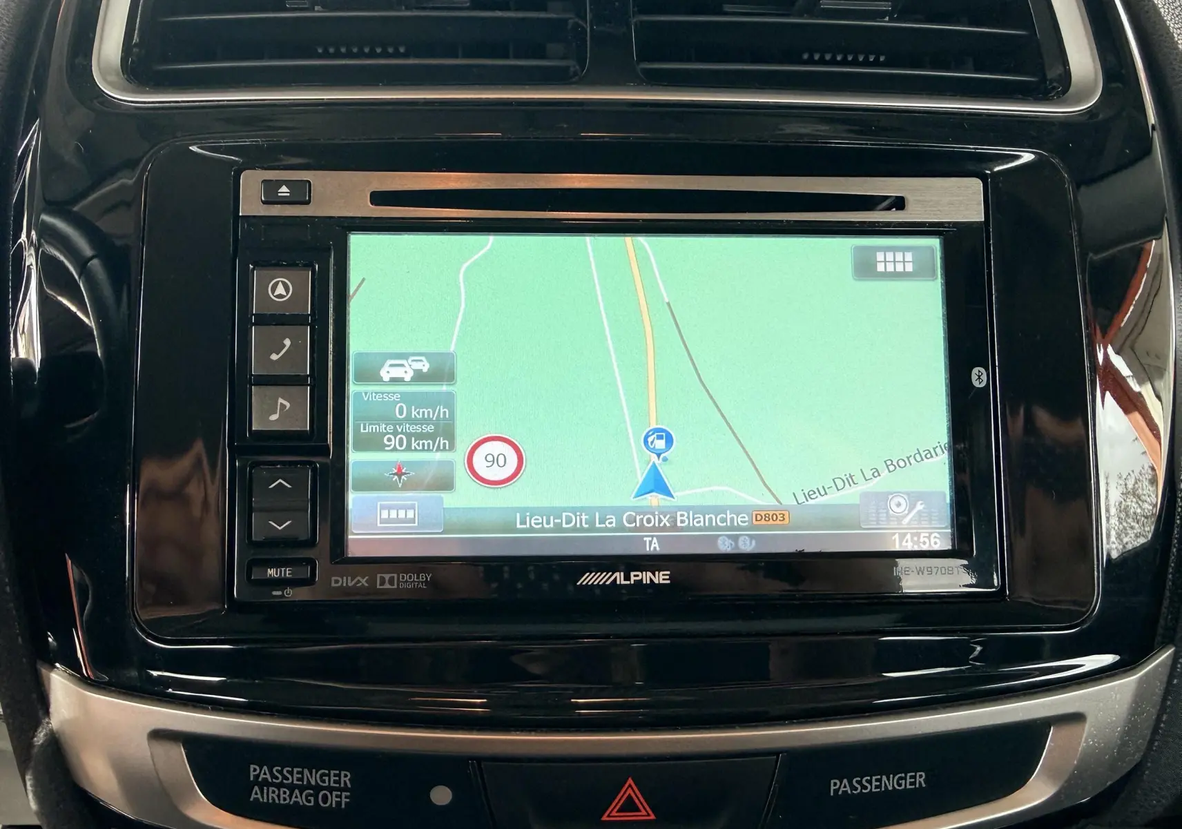 Vue rapprochée de l’écran GPS Alpine intégré au tableau de bord noir brillant d’un Mitsubishi ASX.