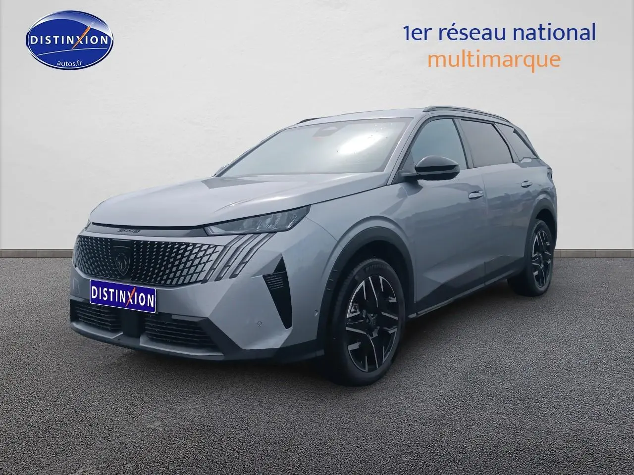Peugeot 5008 Hybrid gris artense en 3/4 avant droit avec calandre noire et jantes alu noires.