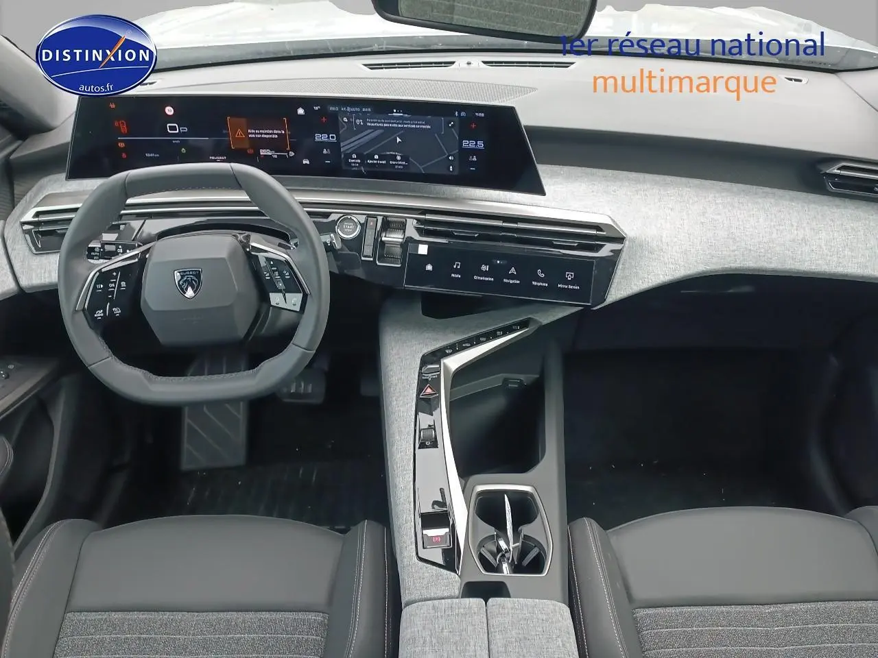 Vue intérieure avant du Peugeot 5008 Hybrid 145 allure e-dcs6 2025, tableau de bord moderne gris et volant multifonction.