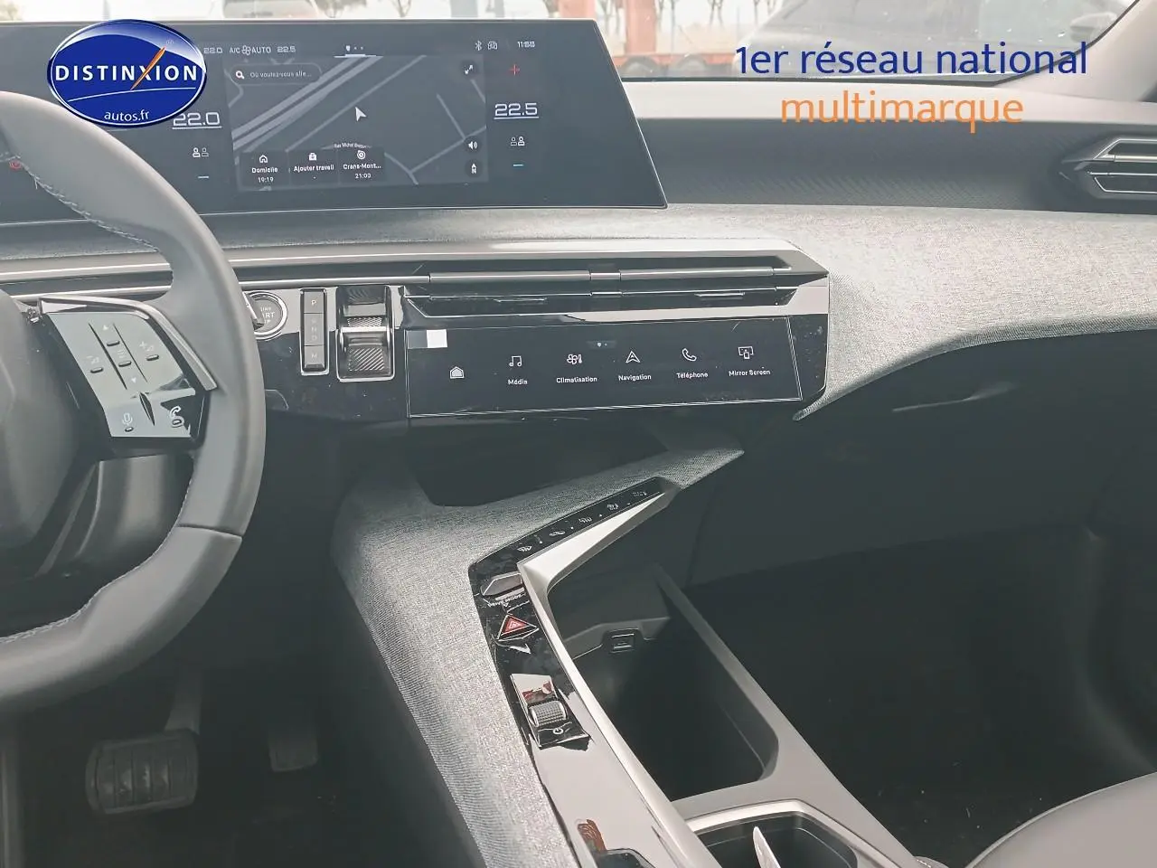 Vue intérieure côté passager du tableau de bord gris clair avec écran tactile et volant multifonction du Peugeot 5008 Hybrid 145 allure 2025.