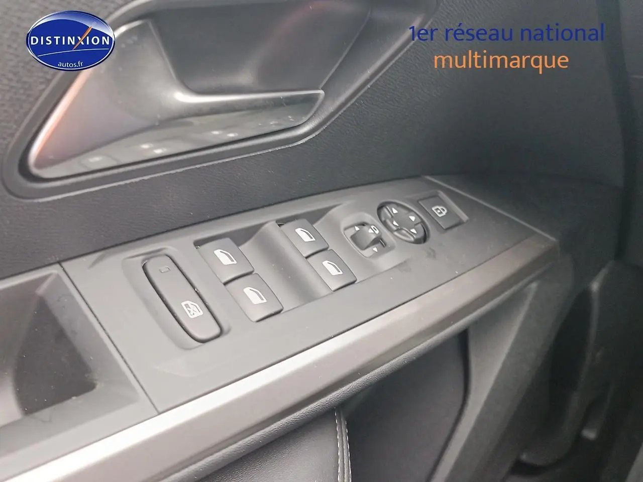 Détail des commandes de lève-vitres et rétroviseurs sur la porte côté conducteur d’un Peugeot 5008 gris Artense.