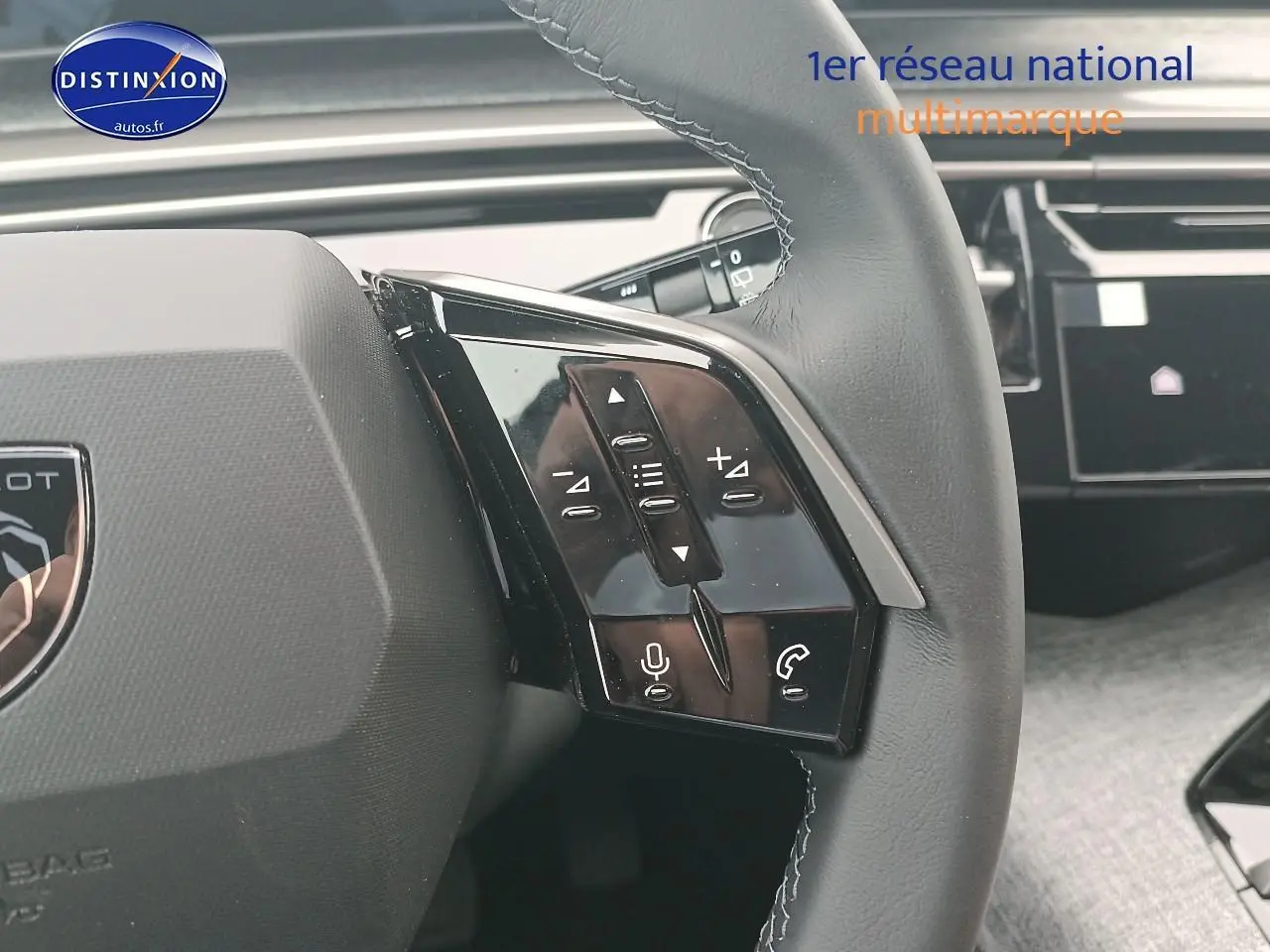 Gros plan sur les commandes vocales et téléphoniques du volant cuir du Peugeot 5008 Hybrid 145 allure gris Artense.