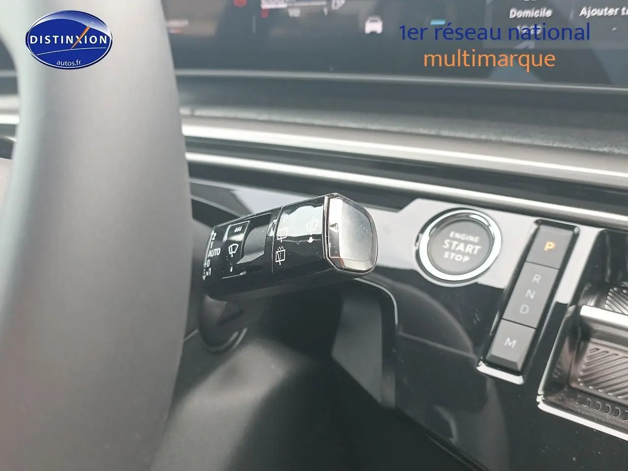 Gros plan sur la commande d’essuie-glace et le bouton start/stop dans l’habitacle du Peugeot 5008 gris Artense.