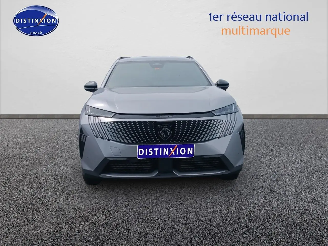Vue frontale d’un Peugeot 5008 gris artense avec calandre moderne et phares LED fins.