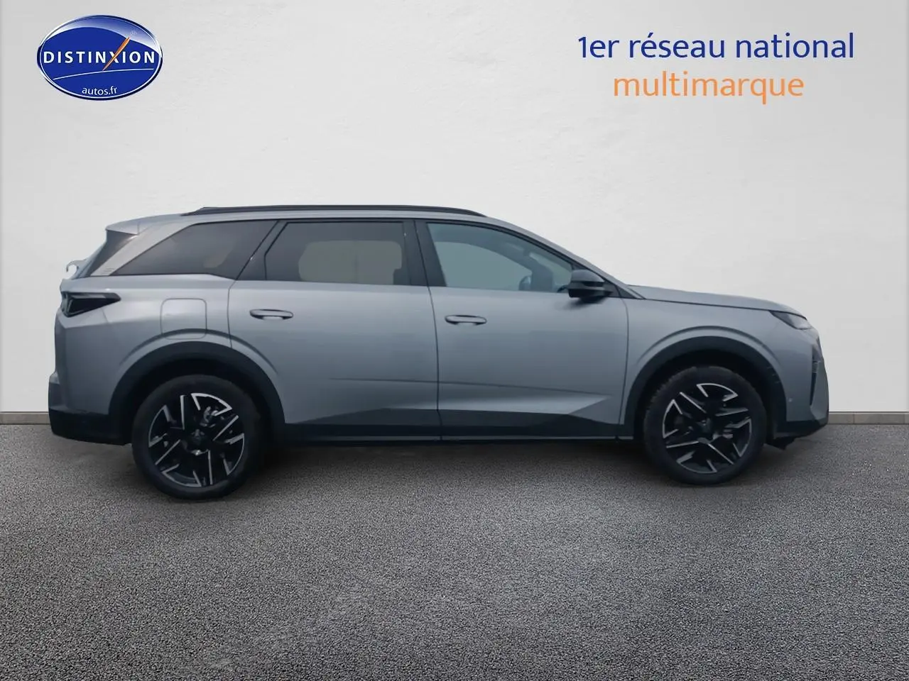 Profil droit d’un Peugeot 5008 Hybrid 145 allure e-dcs6 gris artense avec jantes alu noires sur fond neutre.
