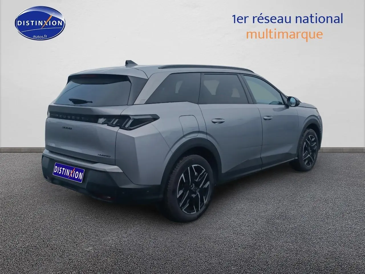 Vue 3/4 arrière droite du Peugeot 5008 Hybrid 145 allure gris artense avec vitres surteintées et jantes alu noires.