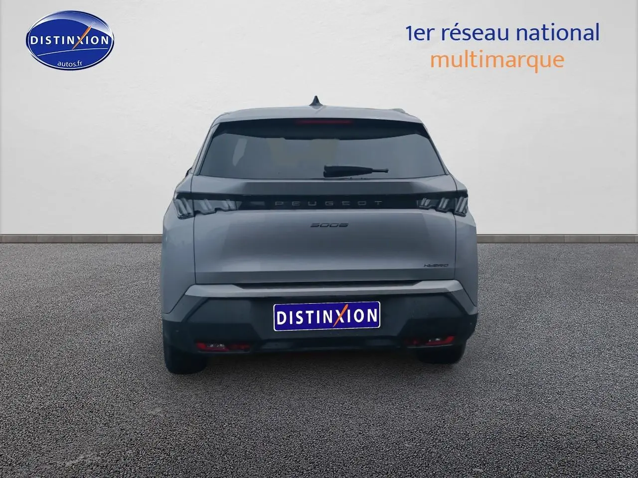 Vue arrière d’un Peugeot 5008 Hybrid 145 allure e-dcs6 gris artense avec feux LED et lunette arrière surteintée.