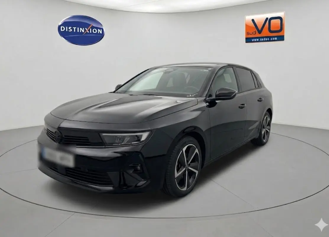 Opel Astra noire vue en 3/4 avant droit, avec jantes alliage 17 pouces et phares LED modernes.