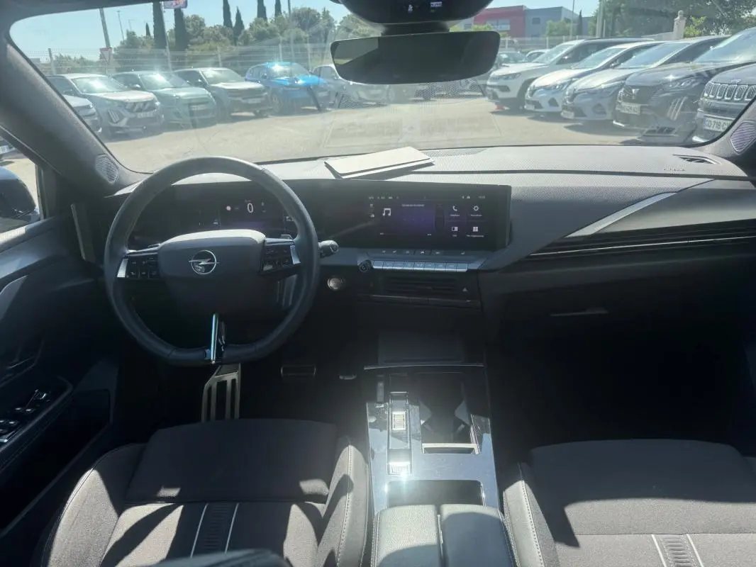Intérieur noir de l’Opel Astra 2024, vue de face sur le tableau de bord et le volant multifonction.