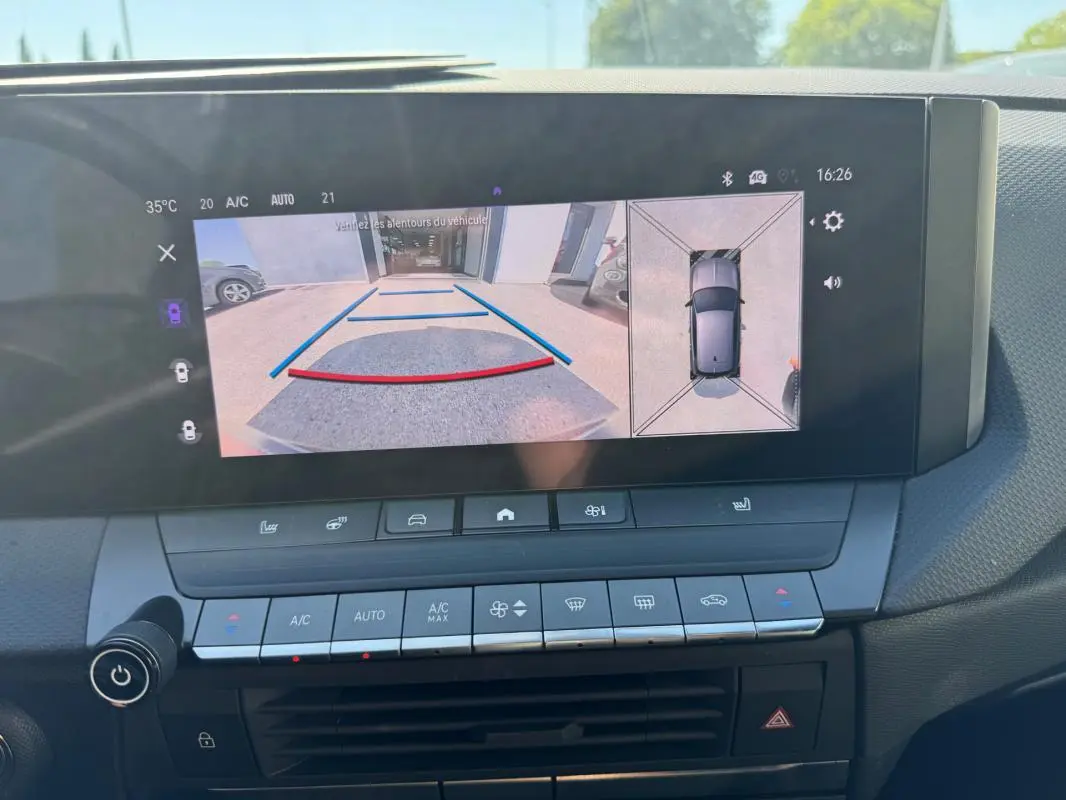 Écran central de l’Opel Astra 2024 montrant la caméra de recul et la vue 360° en intérieur noir.