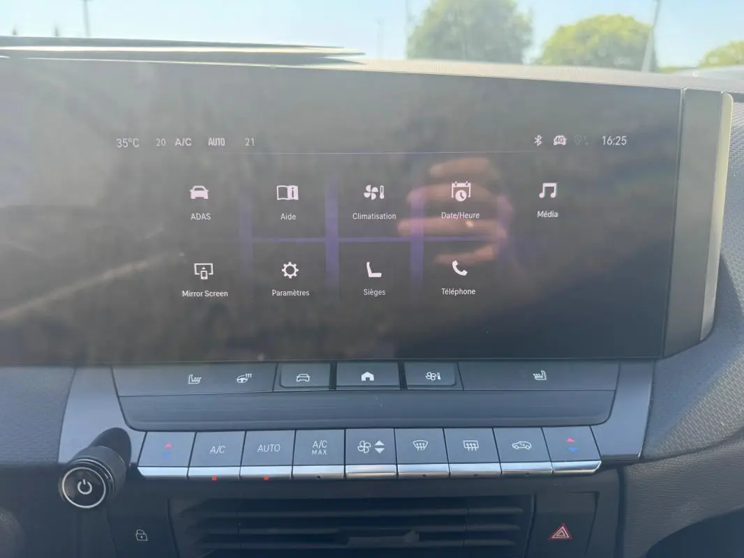 Écran tactile central de l’Opel Astra 2024 avec commandes climatisation et interface multimédia visible.