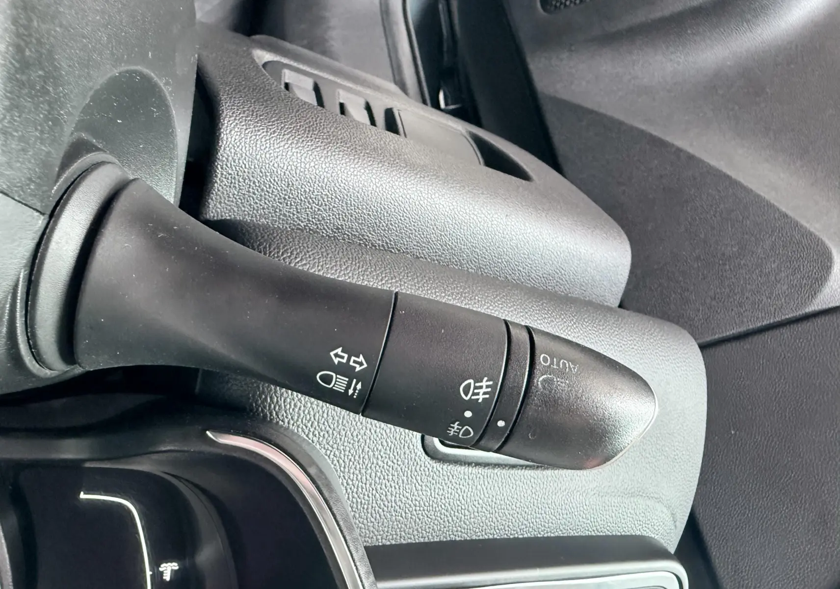 Gros plan sur la commande des phares et clignotants dans l’habitacle gris du Renault Kadjar 2016.
