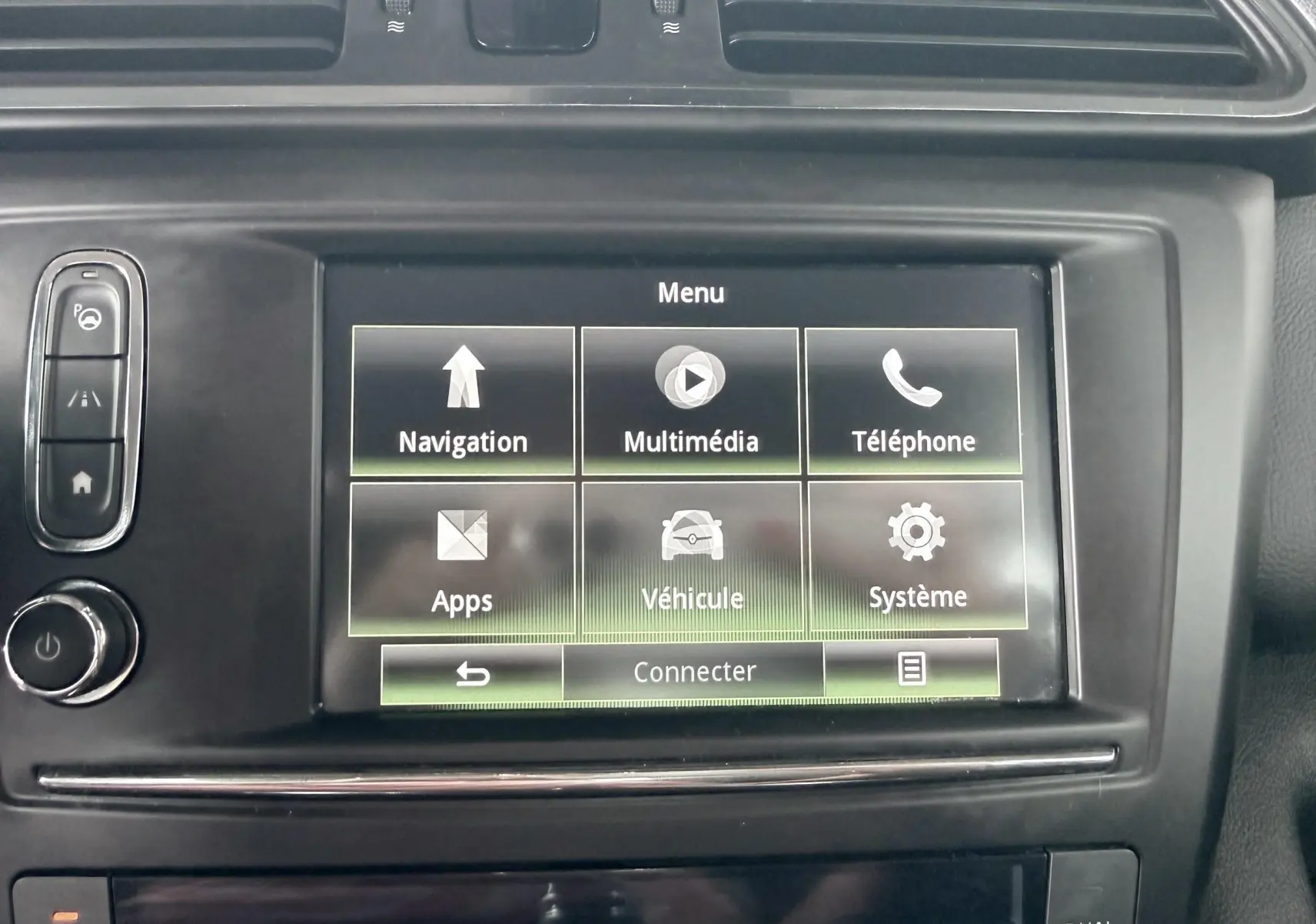 Écran tactile central du tableau de bord du Renault Kadjar 2016, affichant le menu principal multimédia.