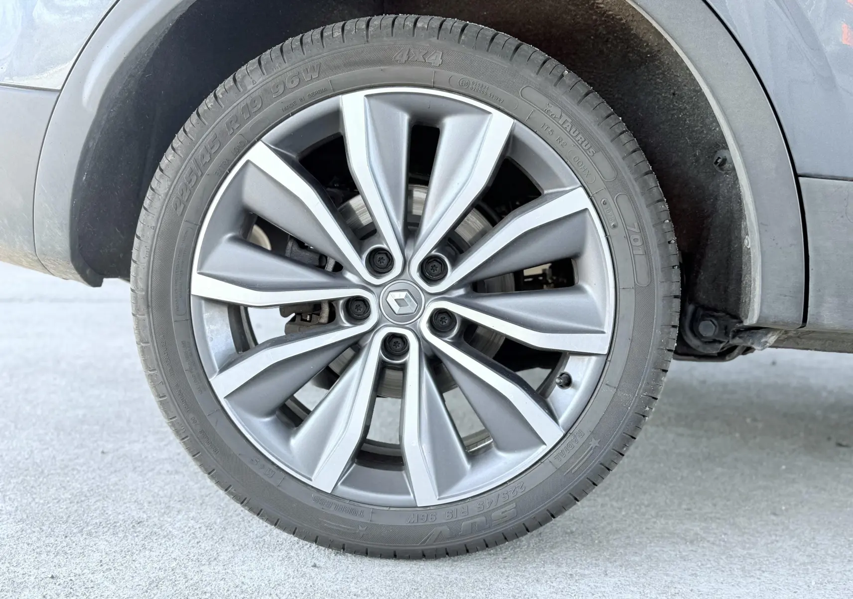 Gros plan sur la roue avant droite gris métallisé du Renault Kadjar 2016 avec jante alliage à cinq doubles branches.