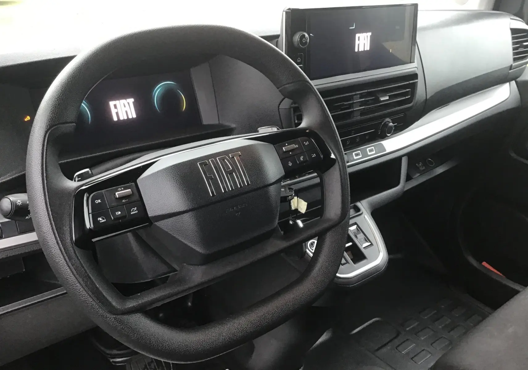 Vue intérieure du tableau de bord du Fiat Scudo Fourgon 2024, avec volant multifonction et écran tactile central allumé.