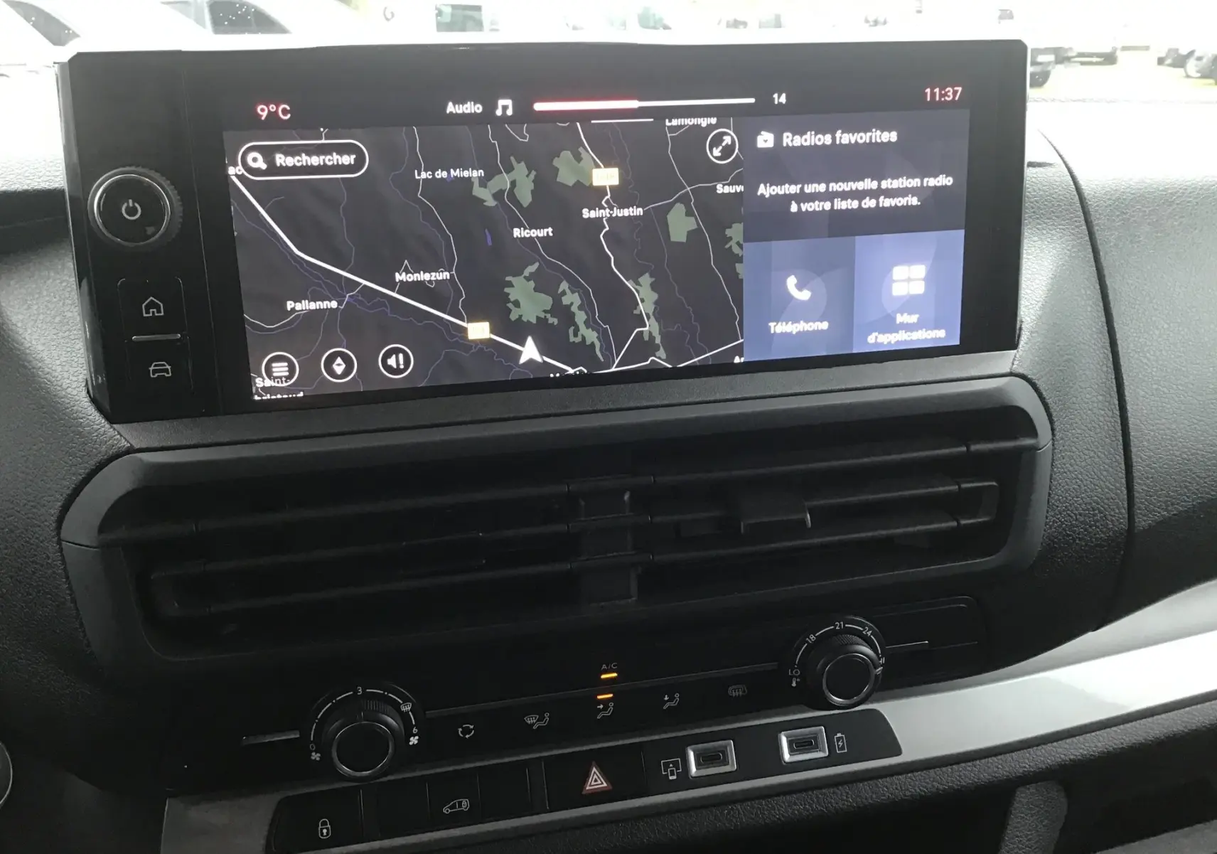 Vue rapprochée de l’écran tactile central du Fiat Scudo Fourgon 2024, affichant la navigation et les commandes climatisation.