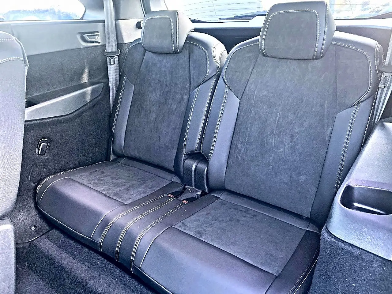 Vue rapprochée des deux sièges arrière noirs en alcantara du Peugeot 5008 Hybrid 145 GT e-dcs6 2025.