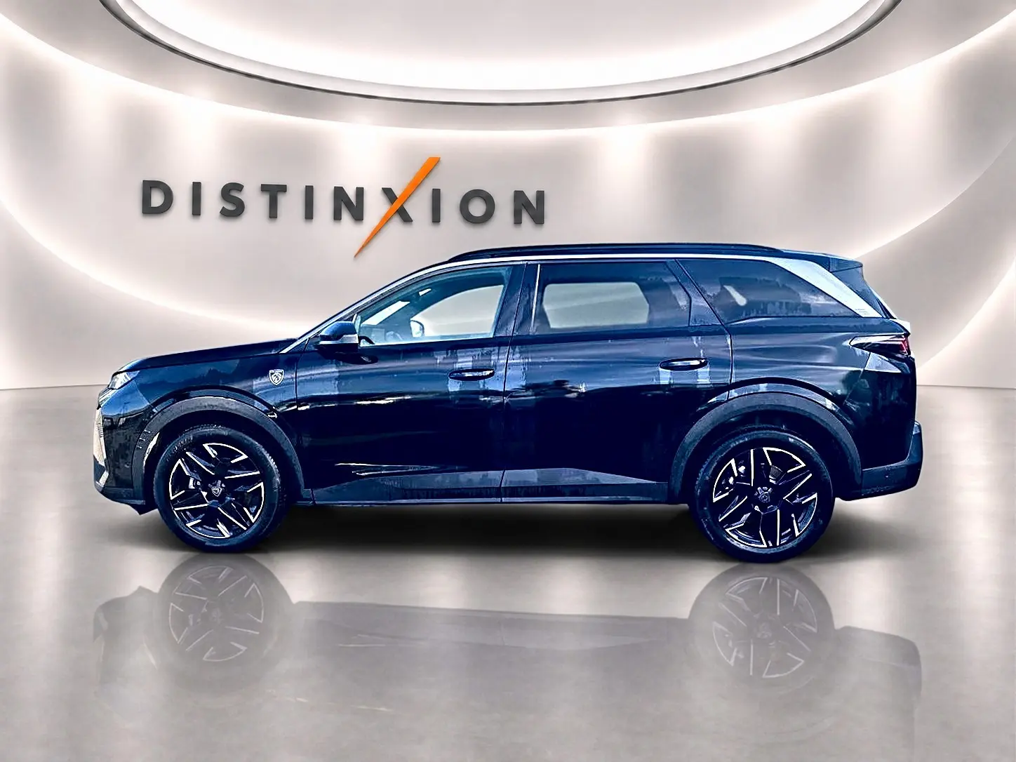 Profil droit du Peugeot 5008 Hybrid 145 GT e-dcs6 noir brillant, avec jantes alliage et logo distinctif sur aile avant.