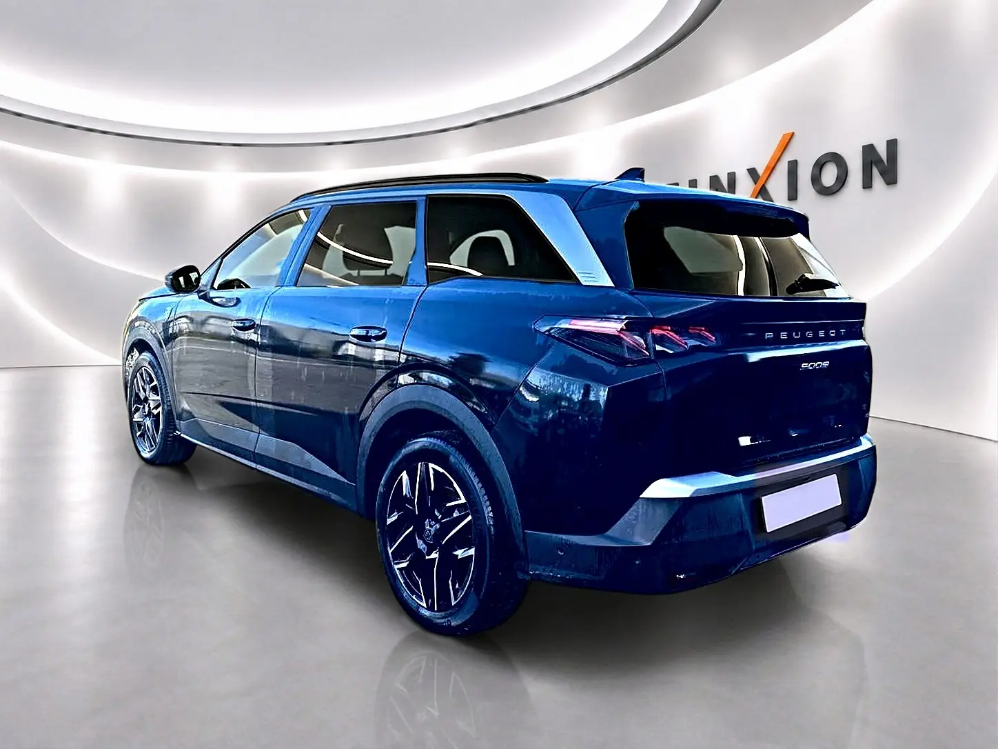 Peugeot 5008 noir vue 3/4 arrière droit, avec jantes alliage et feux arrière LED distinctifs.