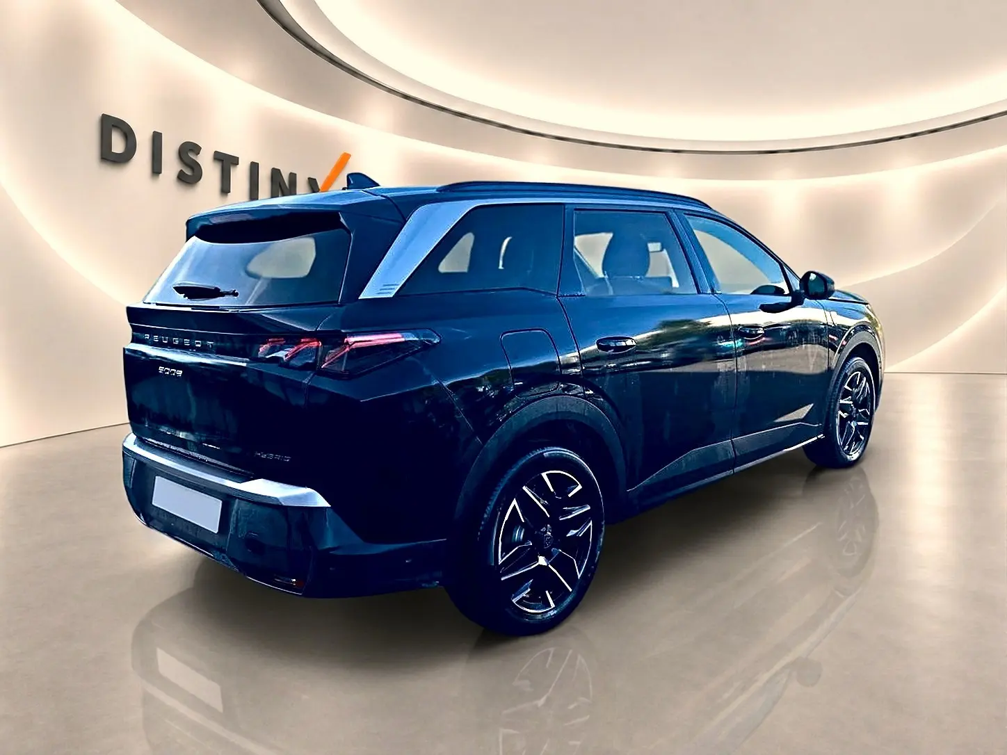 Peugeot 5008 Hybrid noir en 3/4 arrière droit, avec jantes alu et feux arrière LED distinctifs.