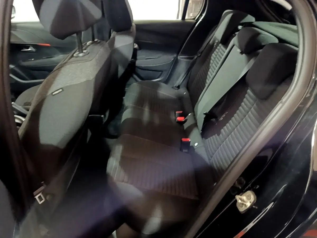 Vue intérieure côté gauche montrant la banquette arrière noire du Peugeot 208 BlueHDi 100 S&S Active Business 2020.