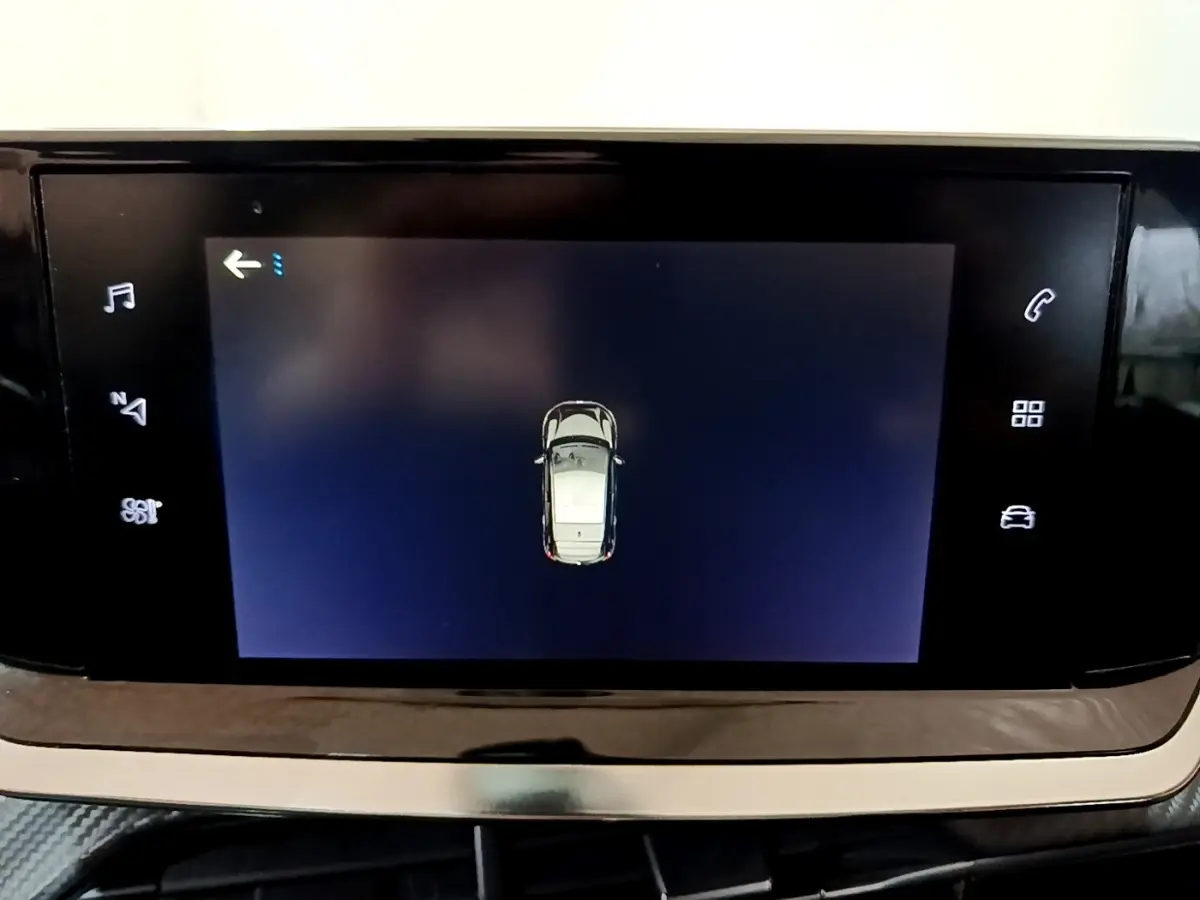 Écran tactile central affichant une vue aérienne stylisée de la Peugeot 208 noire, tableau de bord moderne.