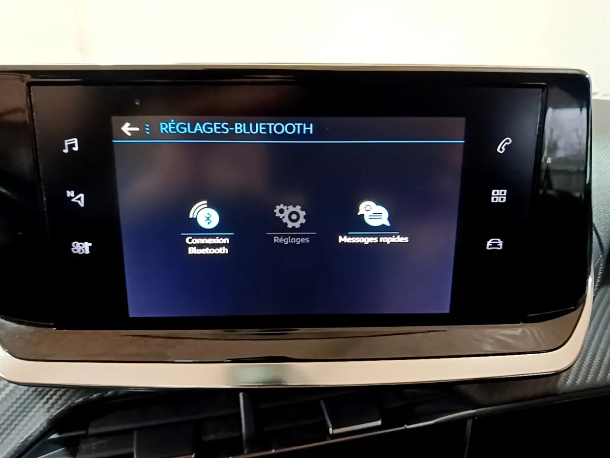 Écran tactile central affichant les réglages Bluetooth dans l’habitacle noir du Peugeot 208 2020.