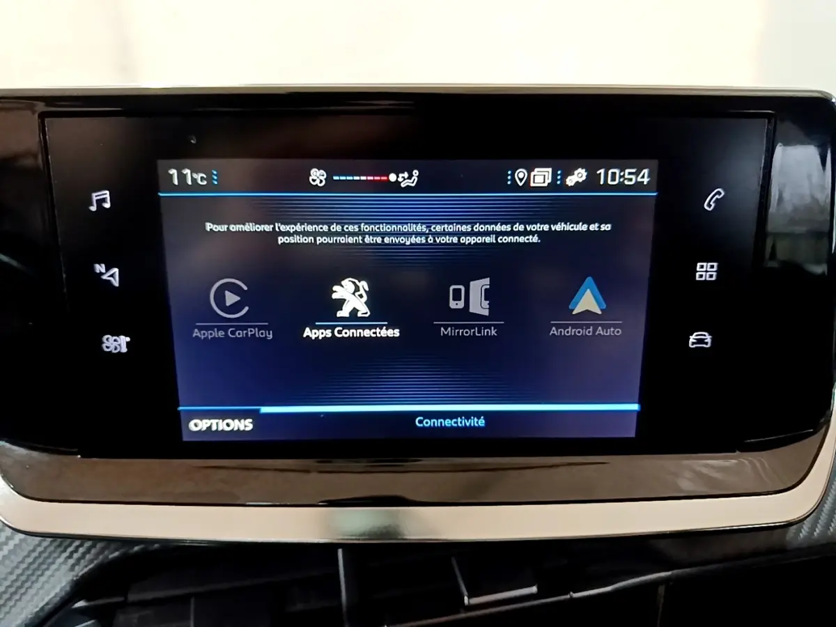 Écran tactile central de la Peugeot 208 noir affichant les options Apple CarPlay et Android Auto en gros plan.