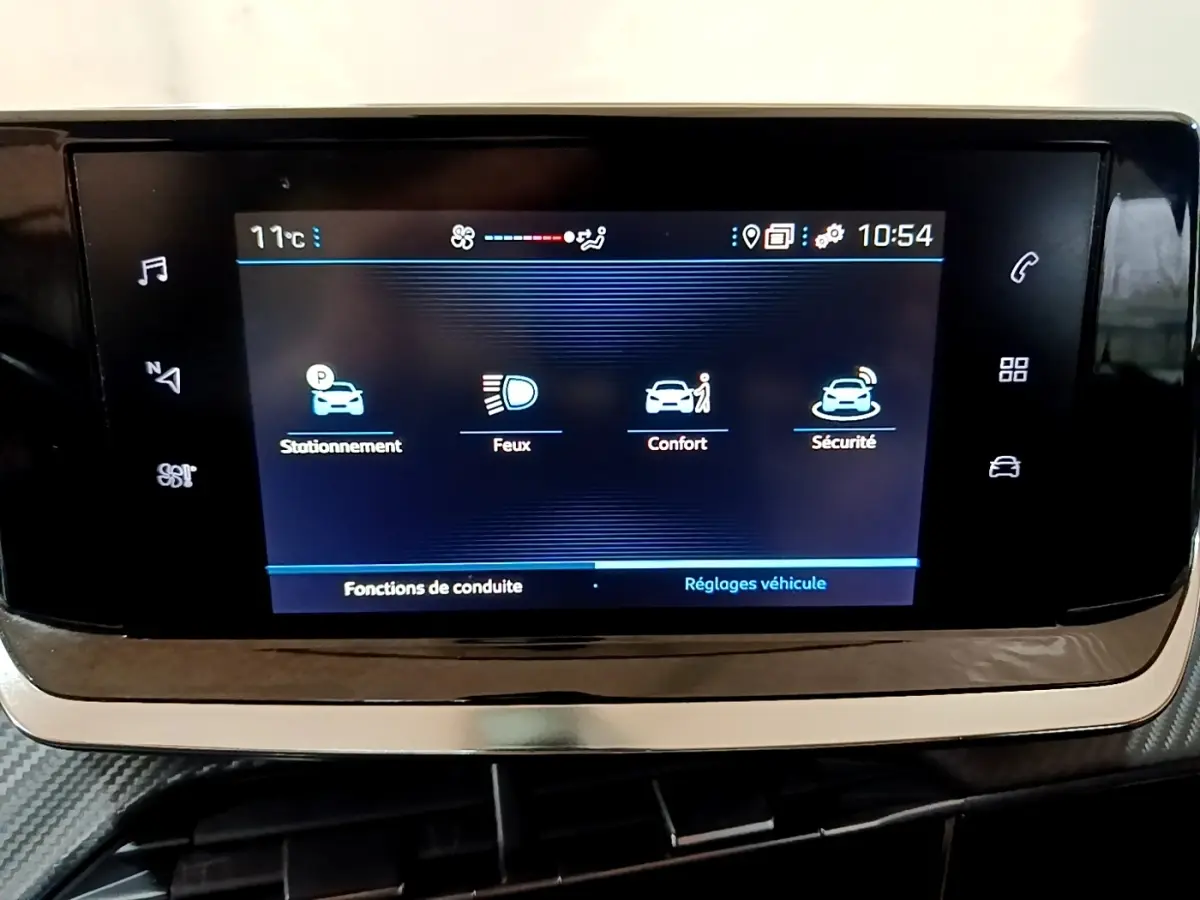 Écran tactile central de la Peugeot 208 noir, affichant les réglages de conduite et fonctions véhicule.